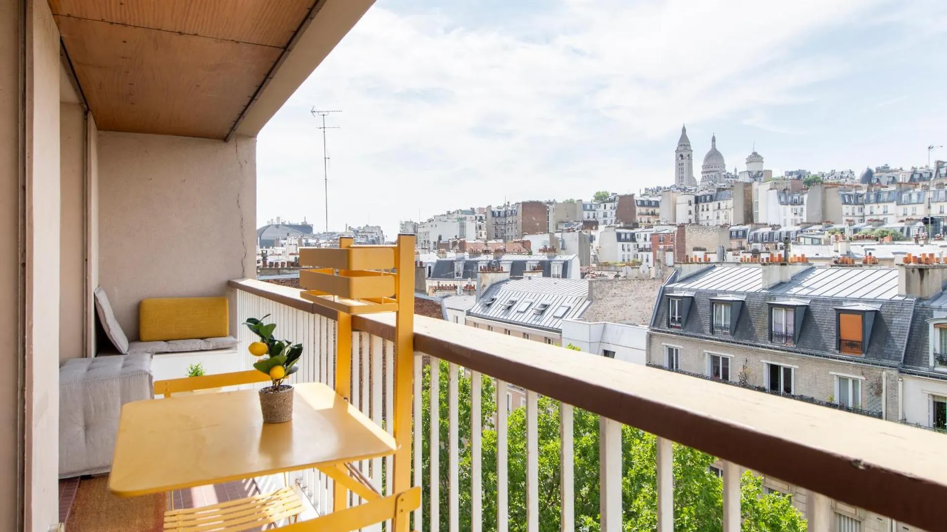 Stylish Stay - Balcony & Amazing View - Montmartre Paris Apartment