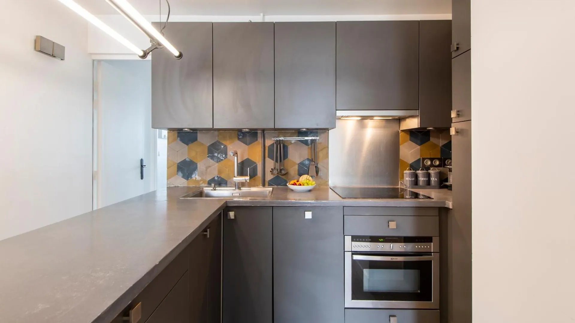 Stylish Stay - Balcony & Amazing View - Montmartre Paris Apartment