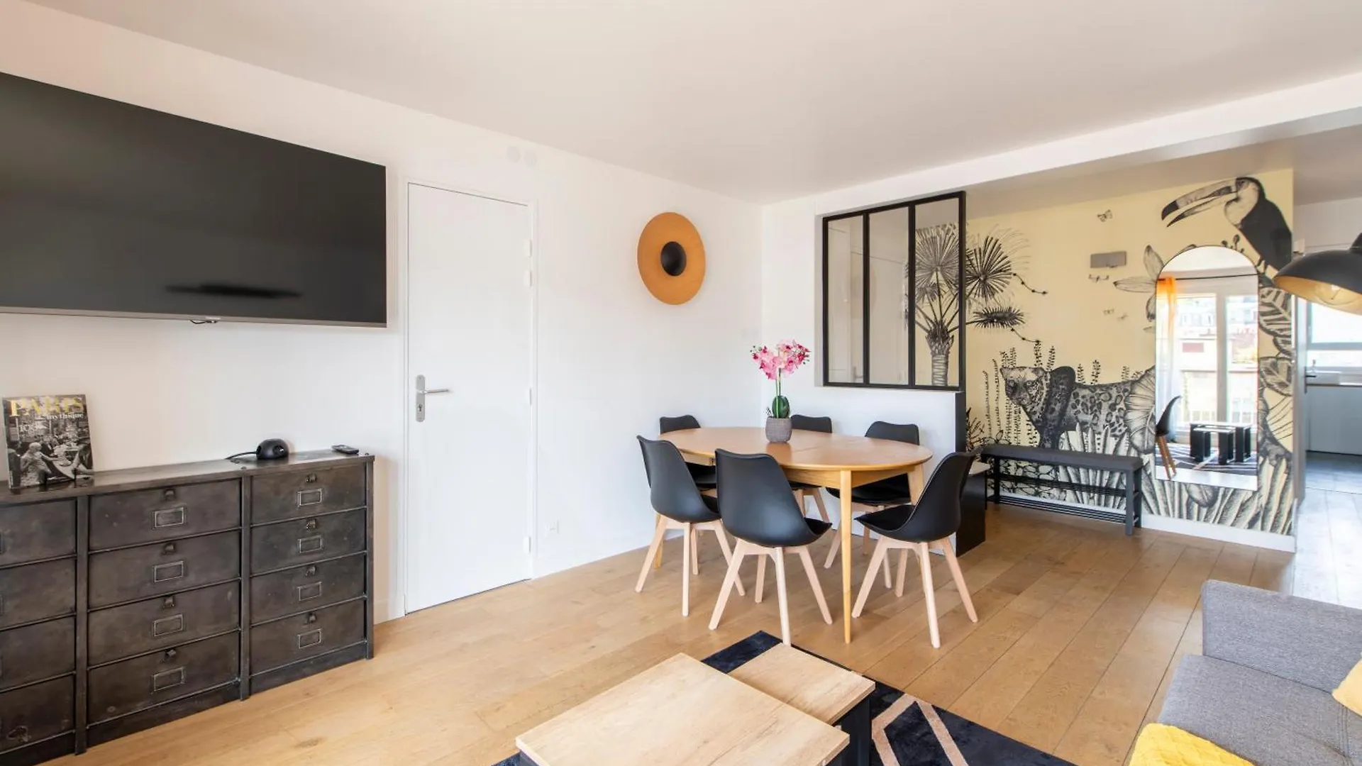 Stylish Stay - Balcony & Amazing View - Montmartre Paris Apartment