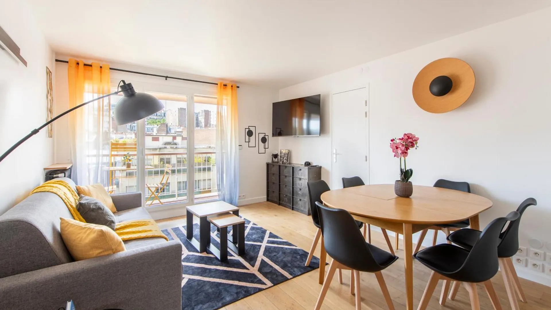 Stylish Stay - Balcony & Amazing View - Montmartre Paris Apartment