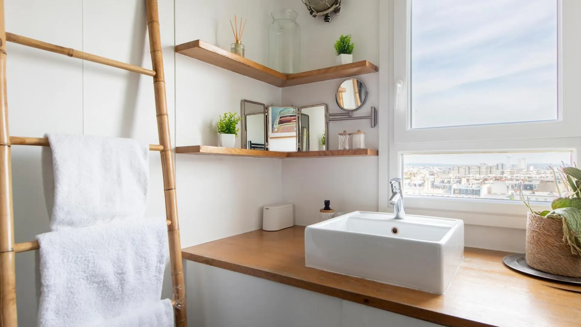 Stylish Stay - Balcony & Amazing View - Montmartre 파리 아파트