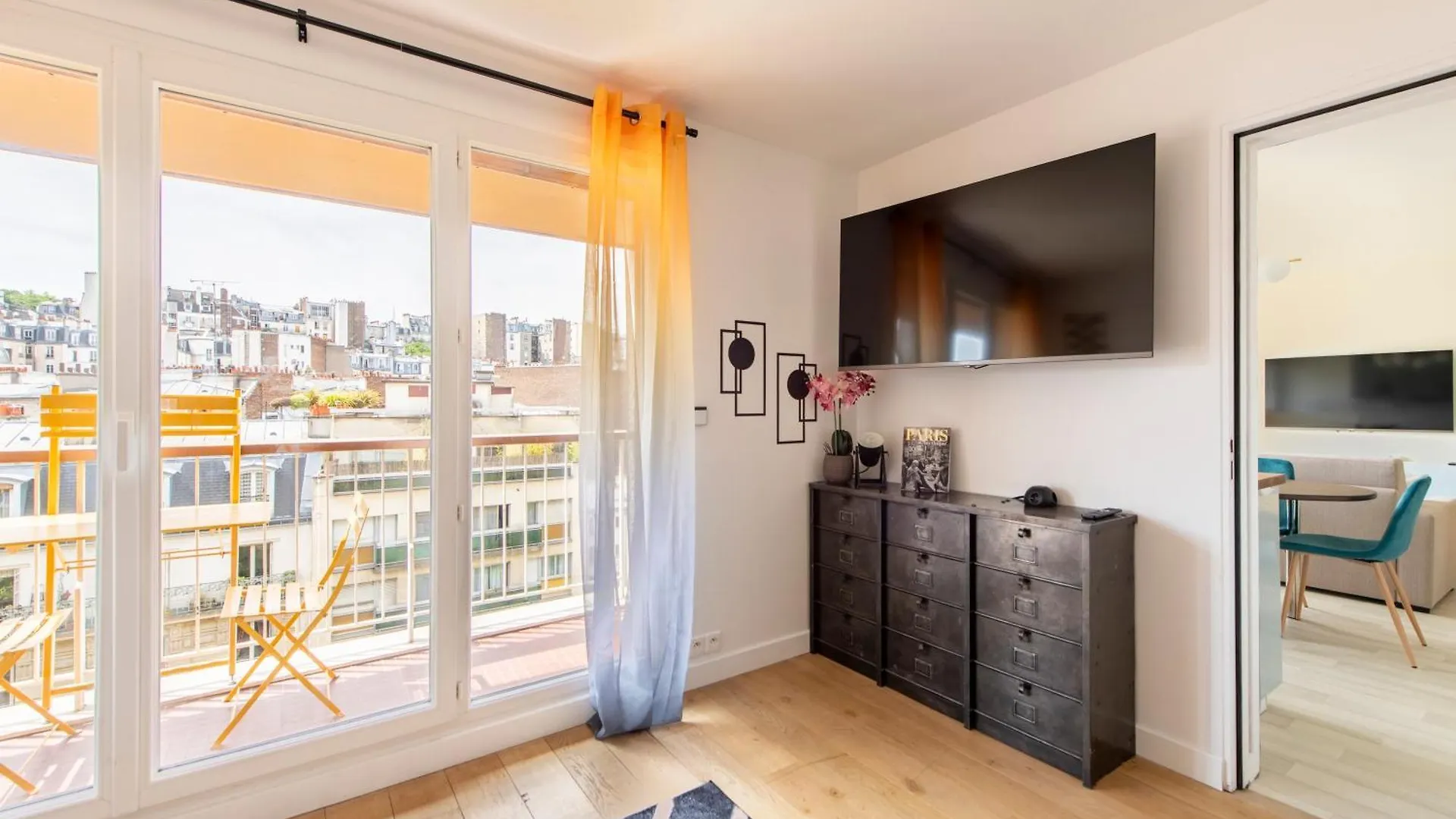 Stylish Stay - Balcony & Amazing View - Montmartre 파리 0*,  프랑스